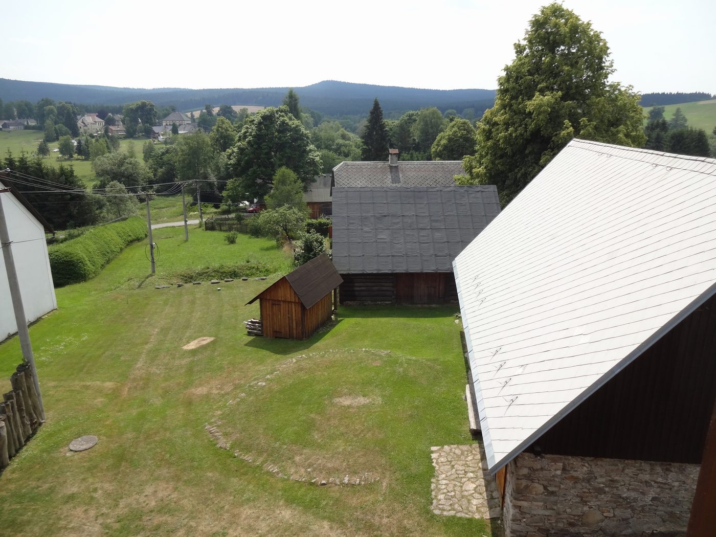 Výhled z areálu do Žďárských vrchů